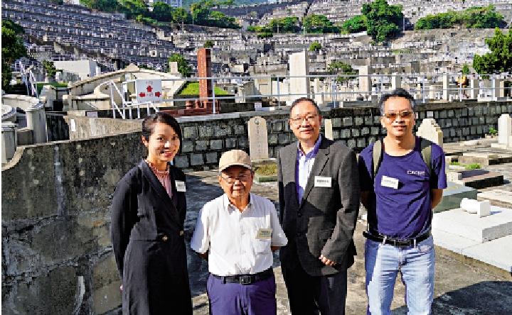 　　圖：丁新豹（左二）表示，殖民時期很多移居香港的華人，因適應了在港生活，遂想在香港有一塊地可安葬\大公報記者蕭霖攝