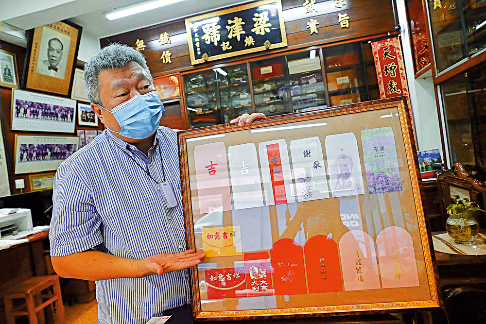 　　圖：禮儀公司主理人梁家強指，殯儀服務所用棺材、壽衣材料等用品多依賴內地生產，現時無論運費或時間成本都上升