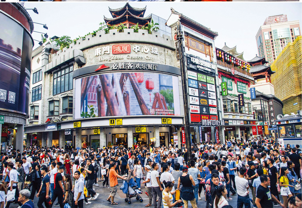 　　圖：深圳羅湖已形成以「金融業、商務服務業、商貿業」3大支柱產業。圖為人氣旺盛的東門片區\受訪者供圖