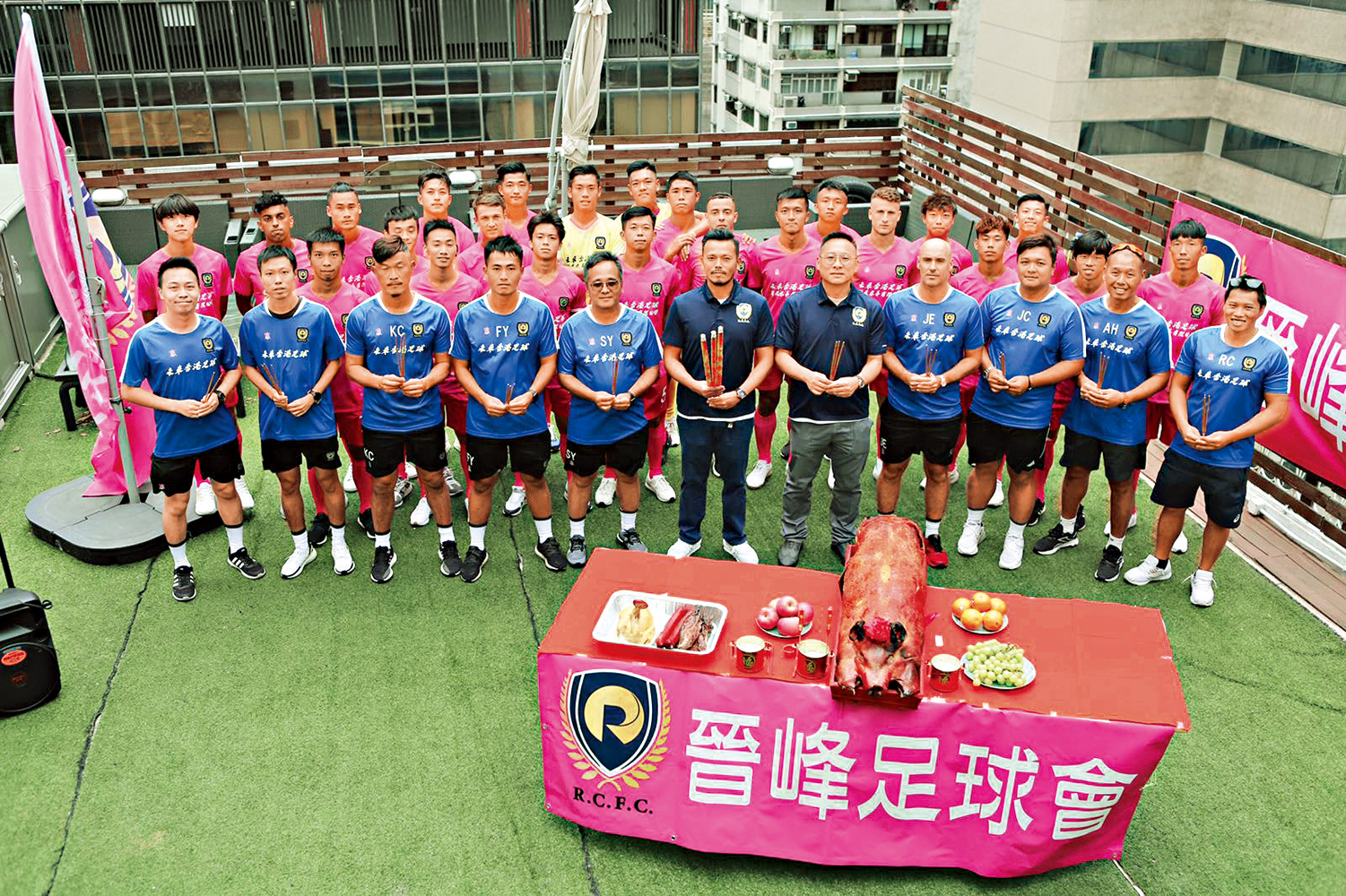 　　圖：晉峰職球員誠心上香