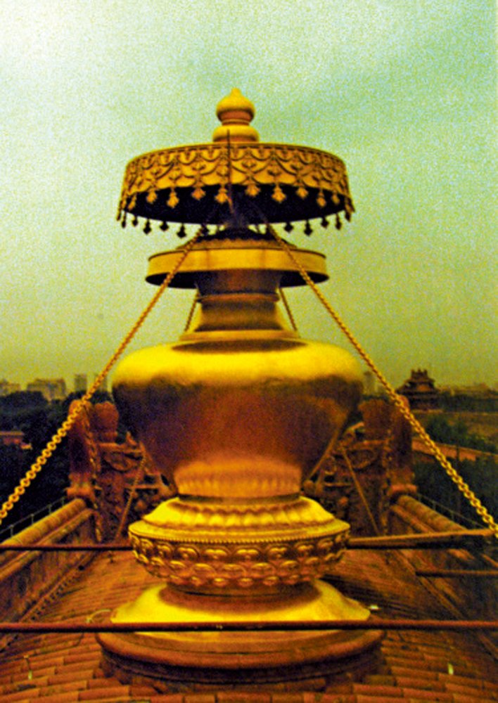 　　圖：故宮欽安殿盝頂及銅鎏金寶頂