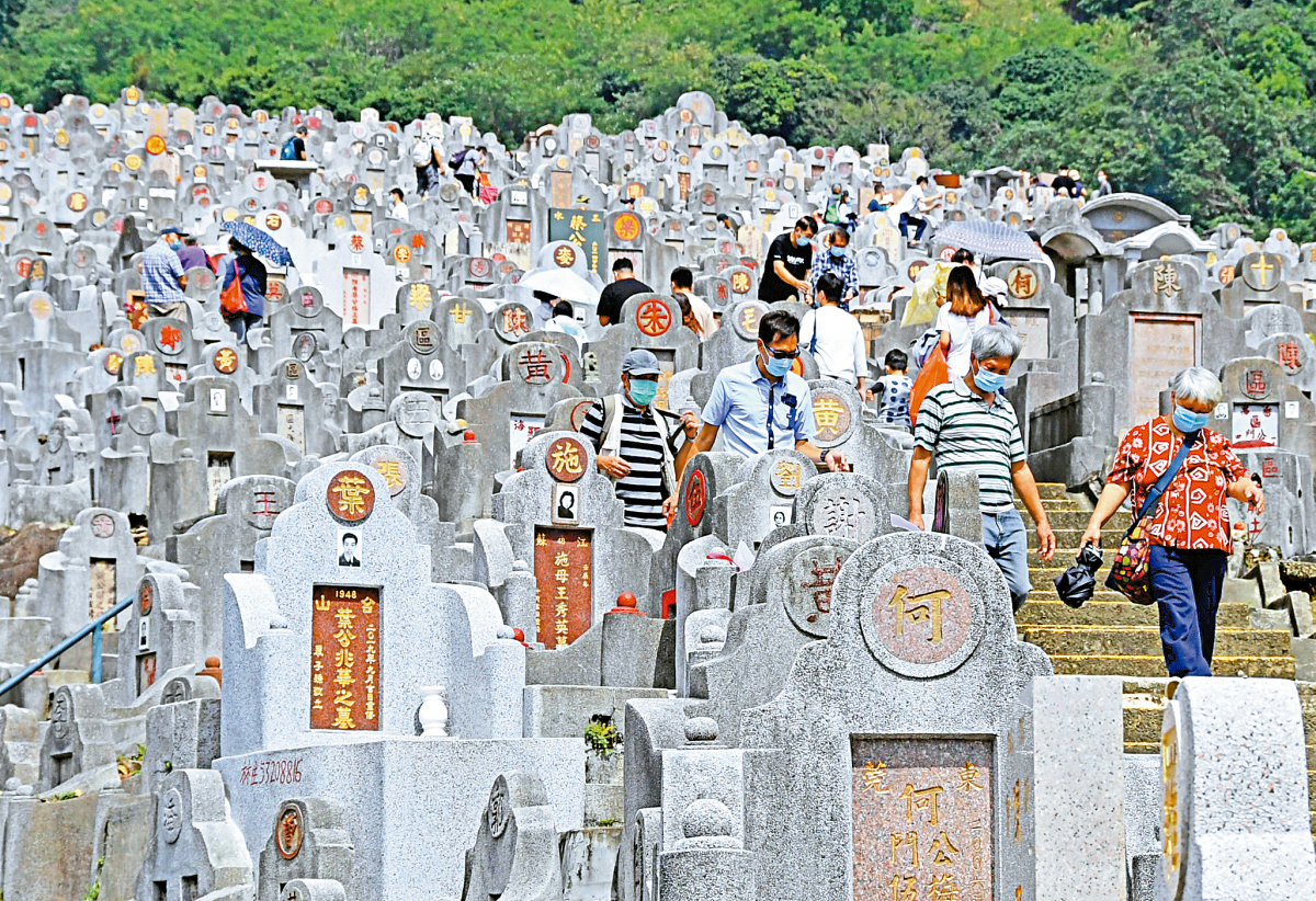 　　圖：重陽節雖然仍有不少賢孫孝子上山祭祖，但因疫情未結束，人數明顯不及往年\大公報記者梁堅攝
