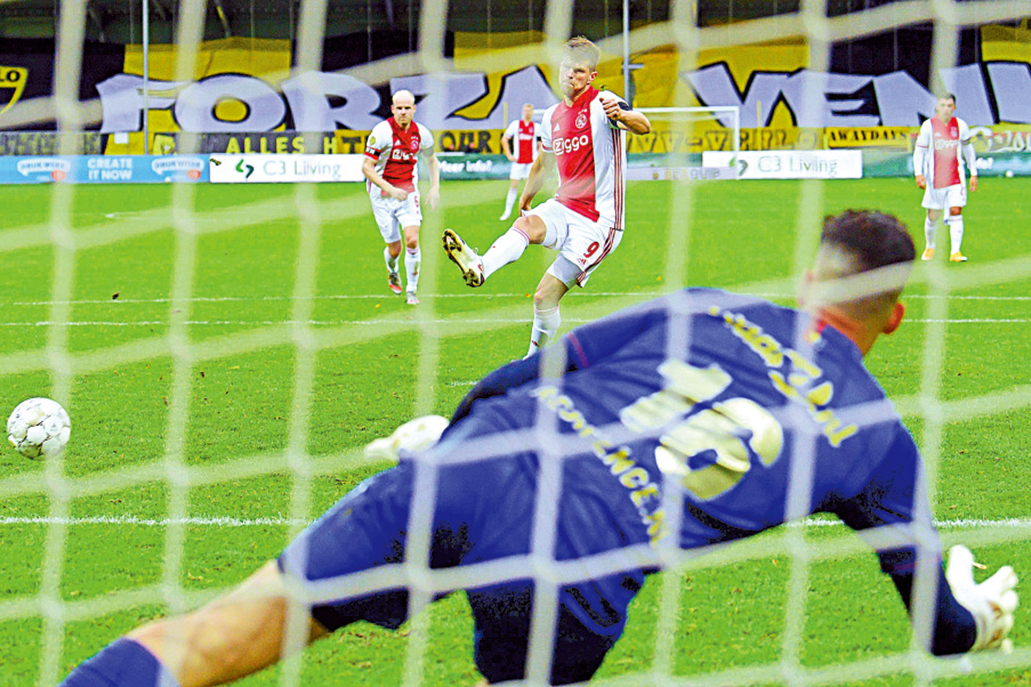 　　圖：阿積士的亨特拉爾（左二）寶刀未老，亦有兩球進賬\法新社