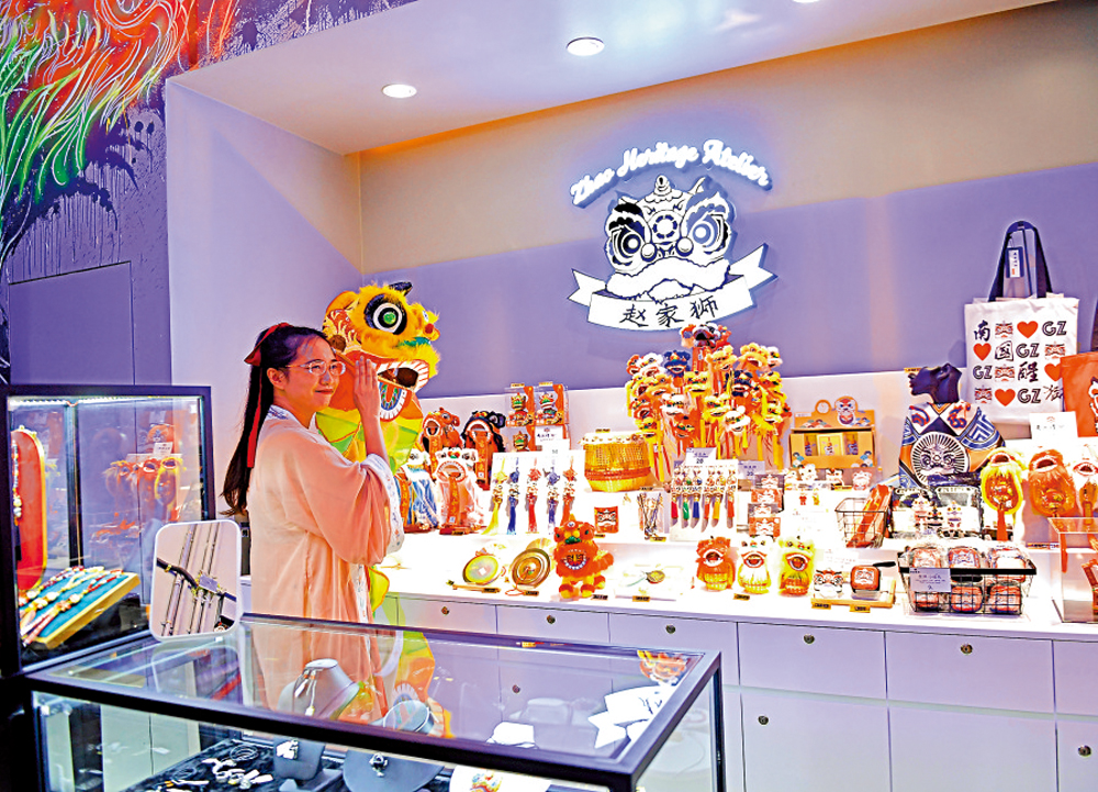 　　圖：遊客在廣州永慶坊趙家獅非遺工作館內參觀\資料圖片