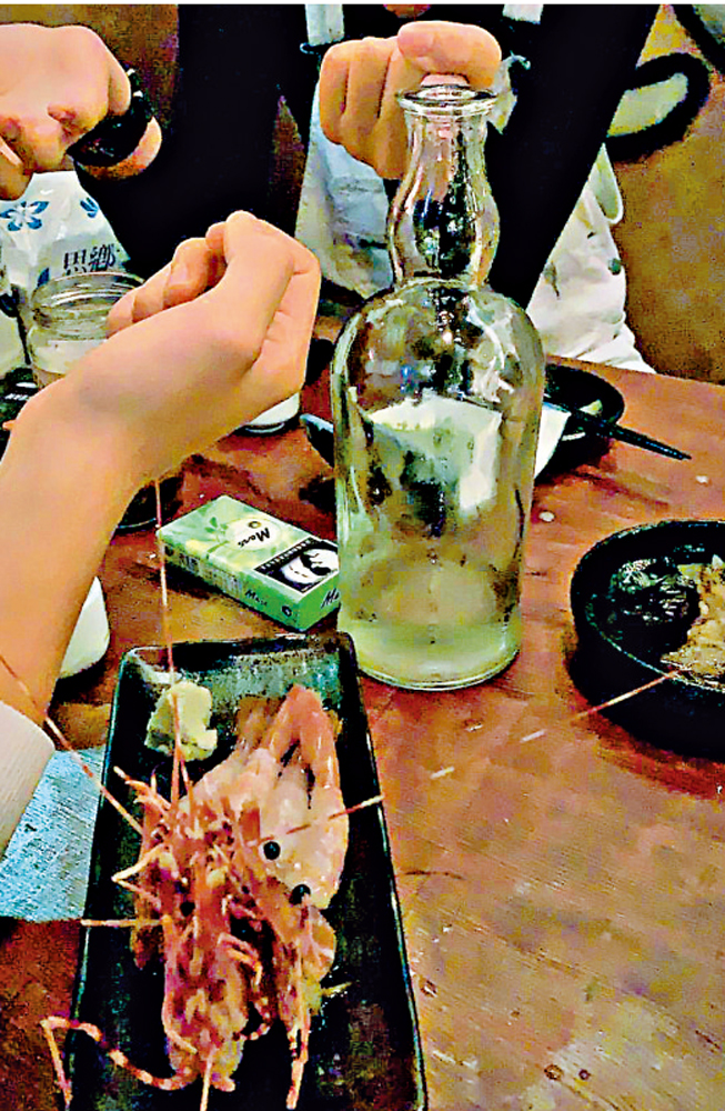 　　圖：鍾翰林極好玩樂，在台灣亦到酒吧消遣，並將相片上載社交網站