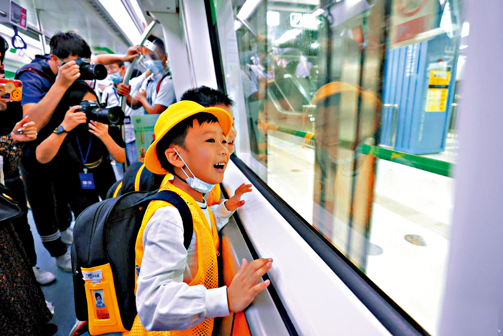 　　圖：10月28日，深圳地鐵8號線一期、2號線三期、3號線三期以及港鐵（深圳）4號線三期開通。小朋友試搭新開通的地鐵\網絡圖片