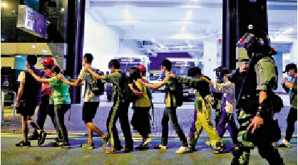 　　圖：香港警方去年曾檢查佔領理大校園部分暴青的口罩，驗出有毒品大麻的成分