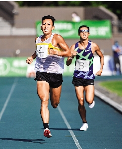 　　圖：王健進（左）力挫陳家豪奪冠