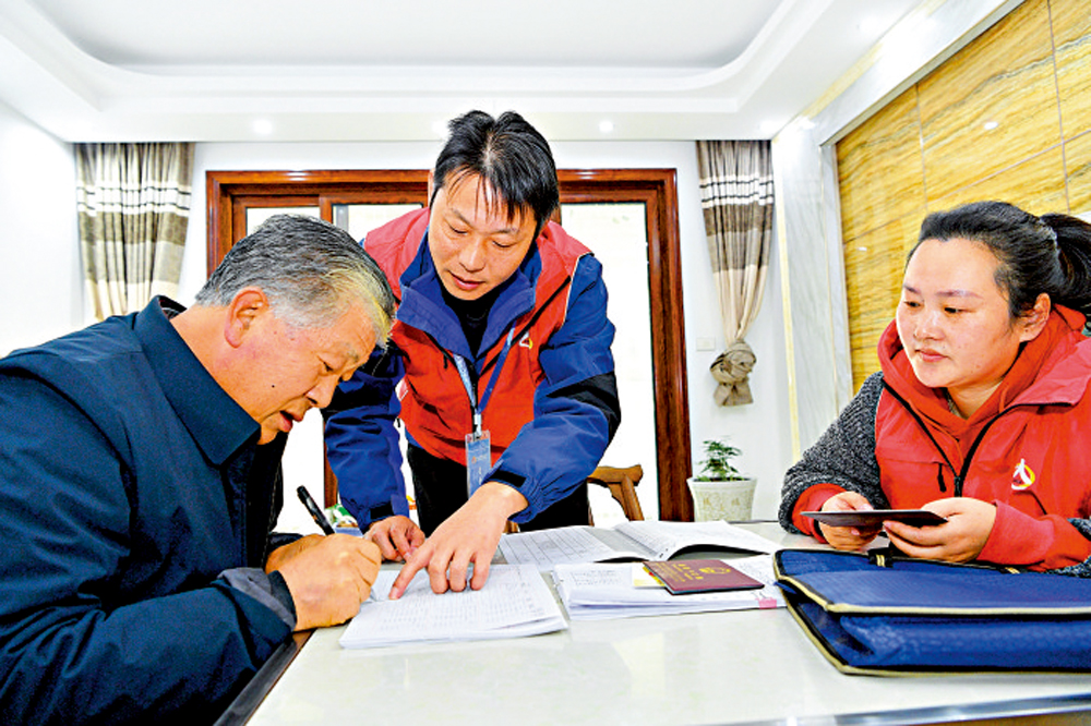 　　圖：1日，湖北省襄陽市普查員、普查指導員在居民家中進行信息登記後，居民核實後簽字確認\新華社