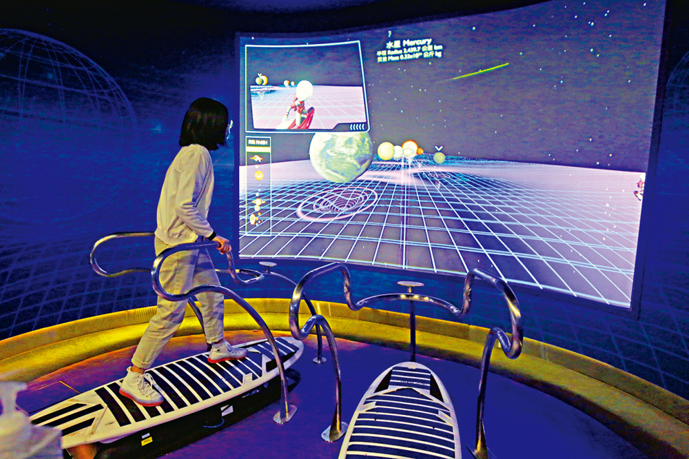 　　圖：太空館推出「宇宙Universe」虛擬現實展覽，讓觀眾體驗太空漫遊\大公報記者馬丁攝