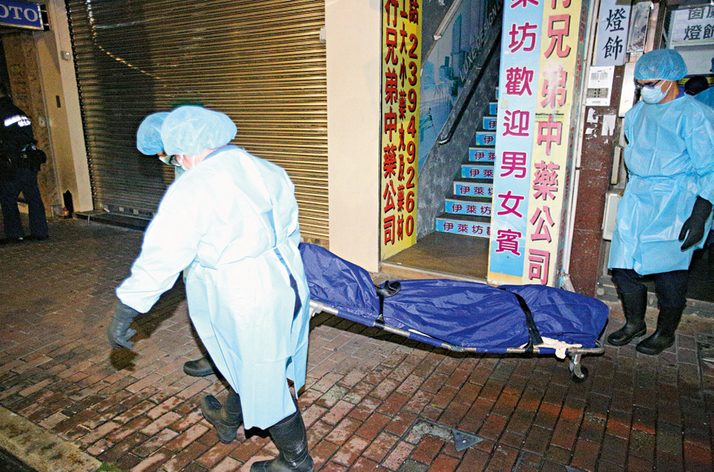 　　圖：容姓女死者的遺體由仵工舁送殮房