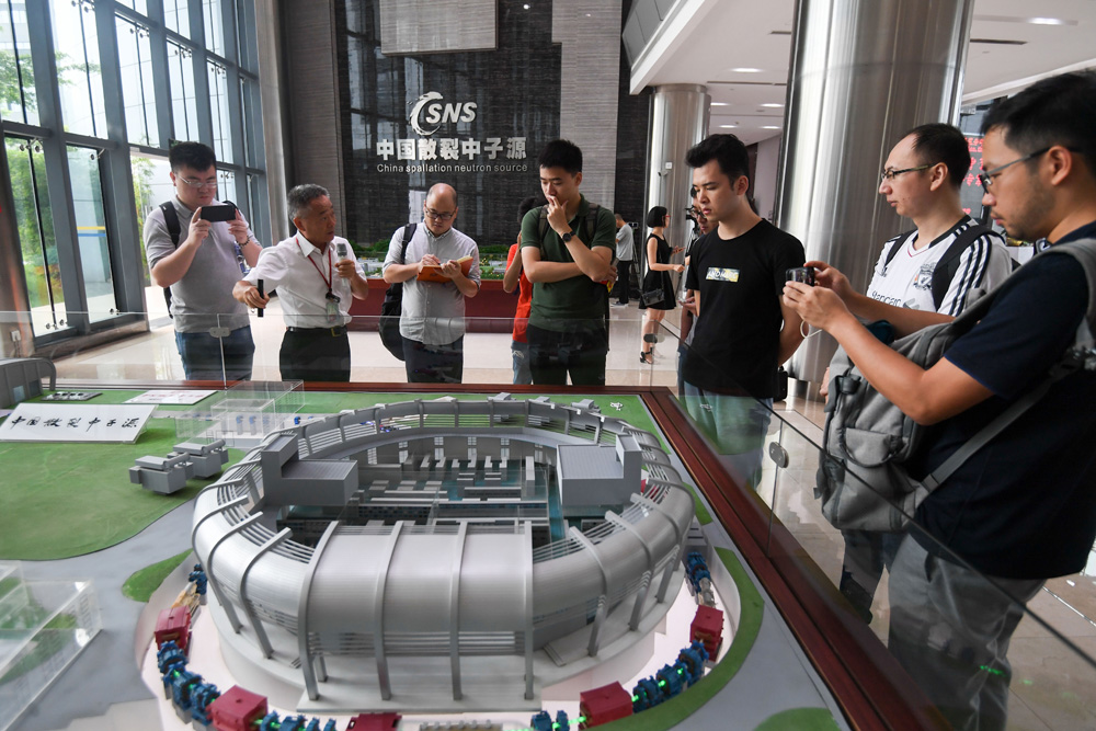 　　圖：「十四五」規劃建議提出，健全新型舉國體制，打好關鍵核心技術攻堅戰。圖為觀眾在東莞參觀國家重大科技基礎設施，中國散裂中子源項目沙盤模型\資料圖片