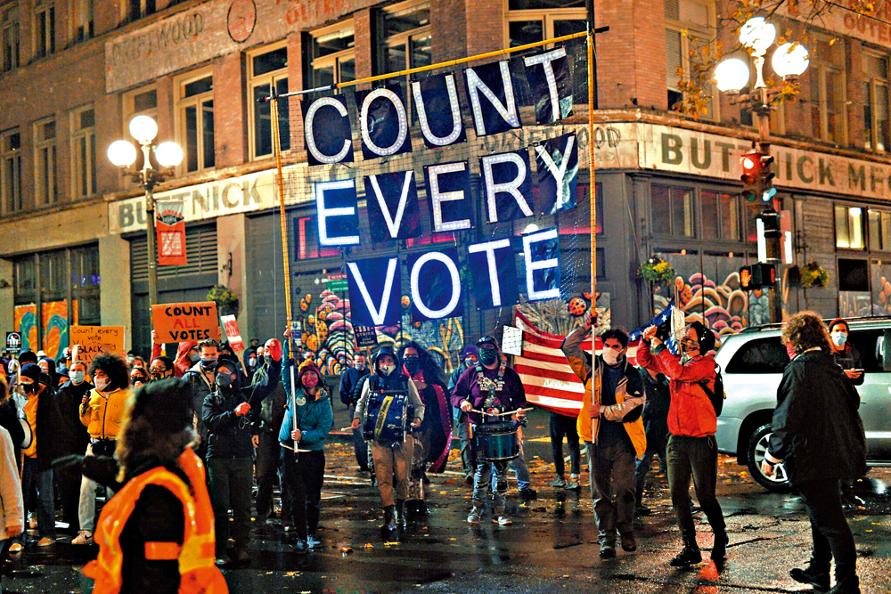 　　圖：今年美國大選頻現爭議，民眾要求「清點每張選票」\網絡圖片