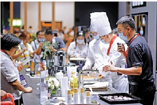 　　圖：消費者在第22屆建博會參觀廚房展區\資料圖片