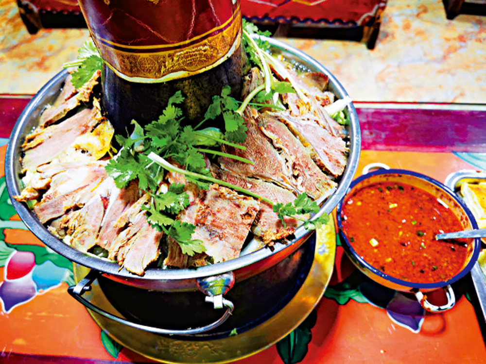 　　圖：九寨溝重建讓商戶吃上旅遊飯。圖為當地特色美食藏式牦牛火鍋\大公報記者向芸攝