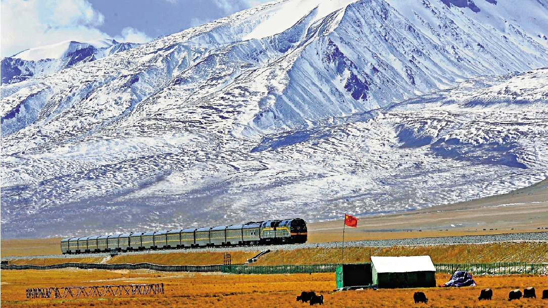 　　圖：青藏鐵路通車後，給西藏帶來了巨大的經濟效益。圖為一列客運列車行駛在西藏那曲縣境內的青藏鐵路上\資料圖片