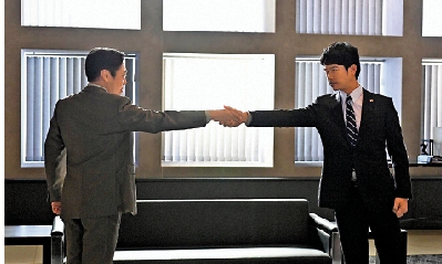 　　圖：十一月七日，拜登發表勝選演說時，在紐約時報廣場觀看直播的民眾反應/美聯社