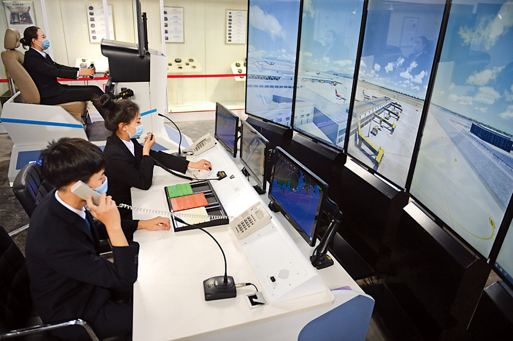 　　圖：設灣區聯合管制中心可推進灣區機場群協同管控。圖為航空交通管制實訓課\中新社