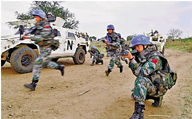 　　圖：中國維和部隊被稱為中國藍盔，因為部隊的軍帽、軍用頭盔通通都是藍色