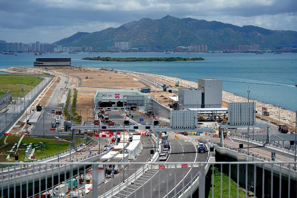 　　圖：屯門至赤鱲角北面連接路將於12月27日通車。圖為屯門至赤鱲角隧道的人工島出入口