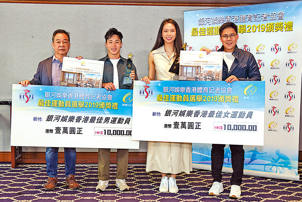 　　圖：右起：霍啟剛、江旻憓、石偉雄、李漢源在頒獎禮上合照　