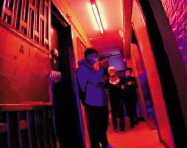 　　圖：建興大廈內，有熱門鳳竇門外竟有兩至三人排隊輪候。一旦有人是患者，後果嚴重