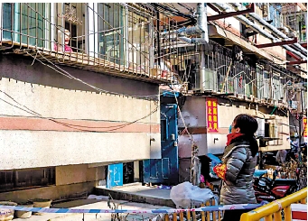 　　圖：疫情期間，高蘭每天都隔着窗戶陪隔離老人聊天\受訪者供圖