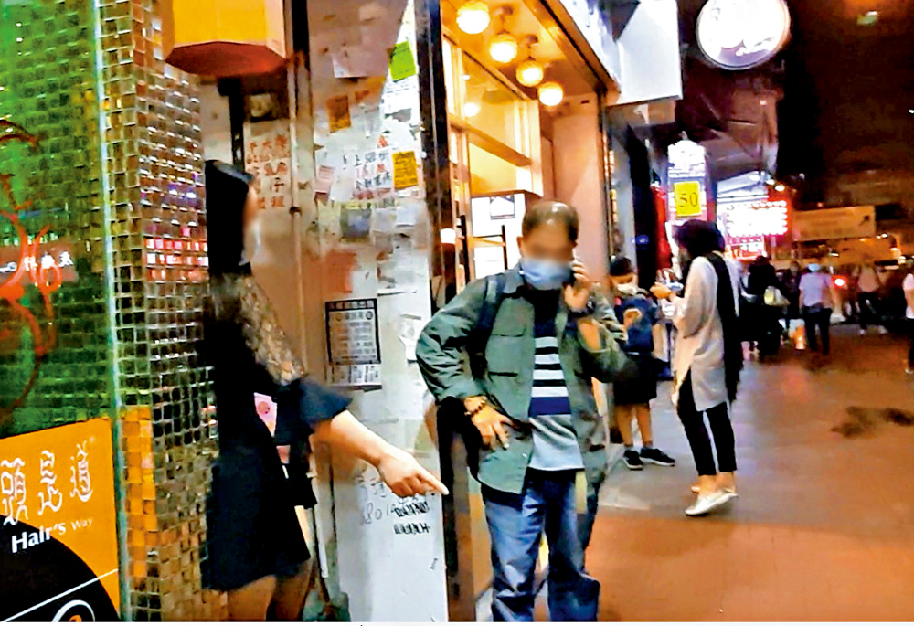 　　圖：有提供另類服務的足浴店女郎，當街向途人兜搭生意