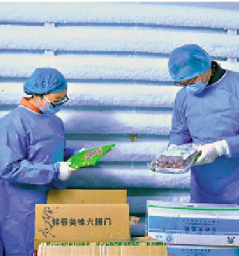 　　圖：甘肅高台縣市場監管部門工作人員正在對冷鏈食品進行查驗\網絡圖片