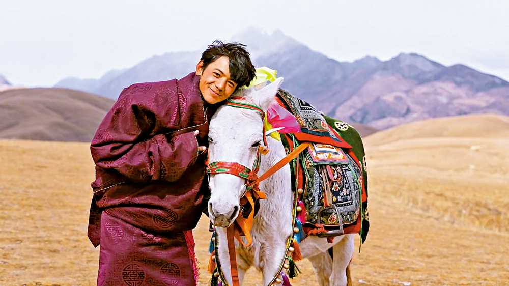 　　圖：在網絡上走紅後的丁真並沒有像其他「網紅」就此出道，而是成為家鄉理塘縣文旅體投資發展有限公司的一名員工，專心一意為家鄉文化旅遊代言  網絡圖片