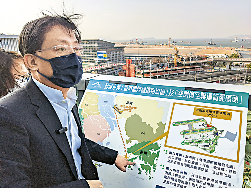 　　圖：林天福期望，空側海空聯運貨運碼頭落成後，可吸納更多貨運量\大公報攝