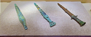 　　圖：青銅劍、銅柄銅劍、銅柄鐵劍