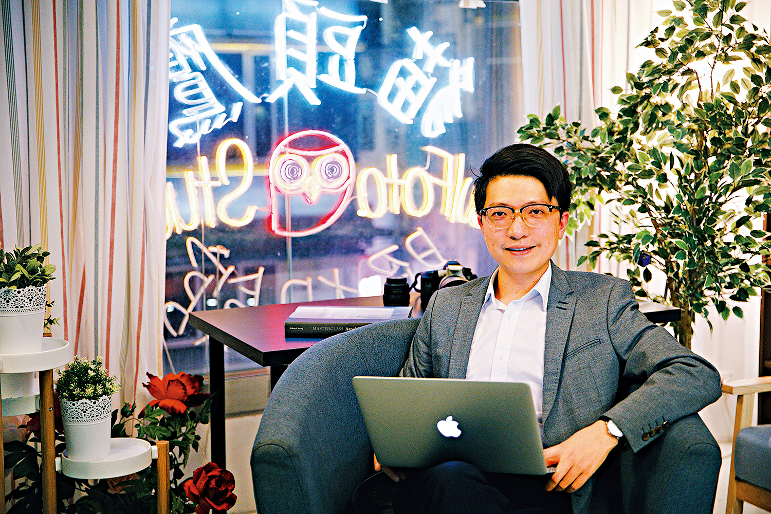 　　圖：在戴欣的努力下，很快貓頭鷹便在香港千篇一律的照相館中逐漸打響名堂\受訪者供圖