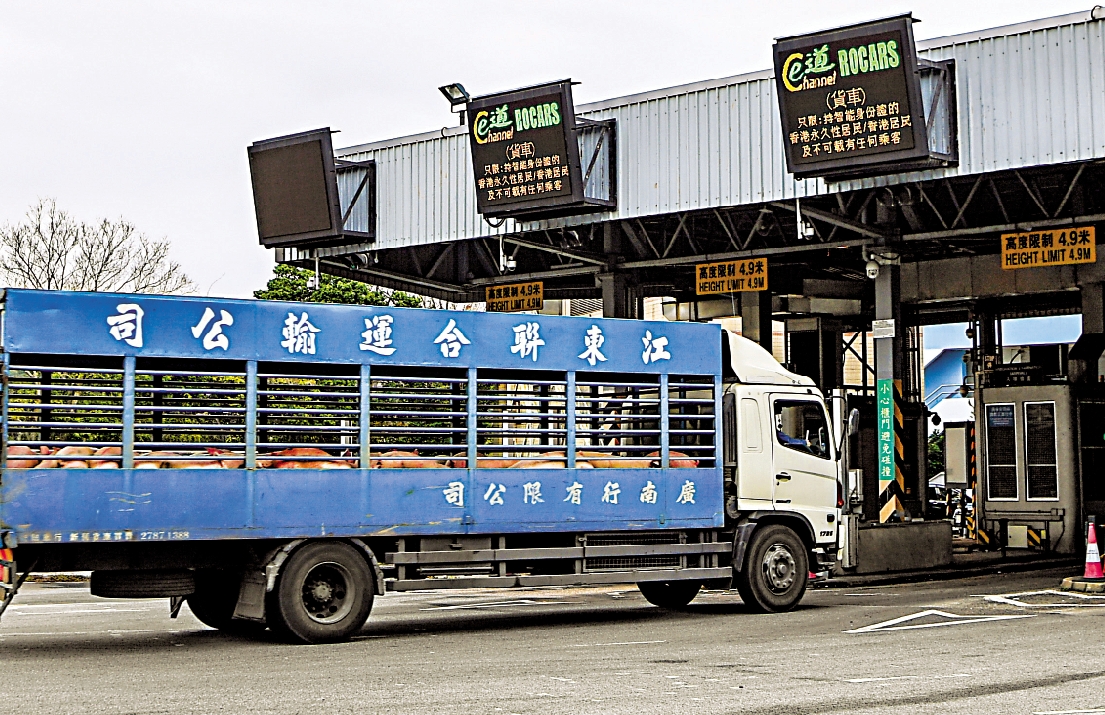 　　圖：深圳灣口岸貨運24小時通關10日啟動，深圳灣海關為此新增39個查驗台台位應對業務增長壓力。圖為跨境貨車經管制站駛向香港/資料圖片