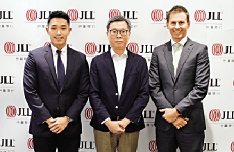 　　圖：曾煥平（中）倡議放寬1000萬元以上豪宅的按揭成數