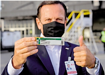 　　圖：巴西聖保羅州州長展示來自中國科興生物研製的新冠疫苗/法新社