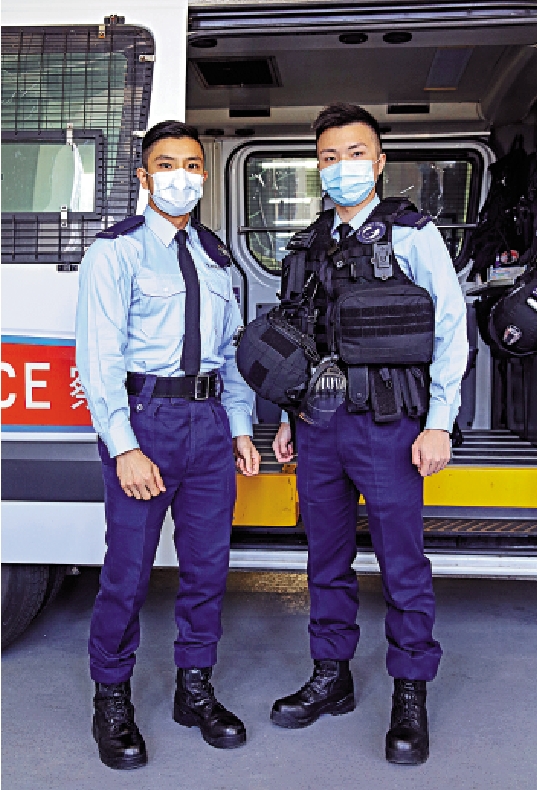 　　圖：今年七月一日被暴徒刺傷的爆爆Sir（右），現時與譚Sir同隊