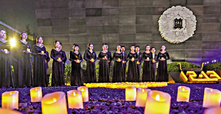 　　圖：南京師範大學合唱團在「燭光祭」活動中進行合唱\新華社