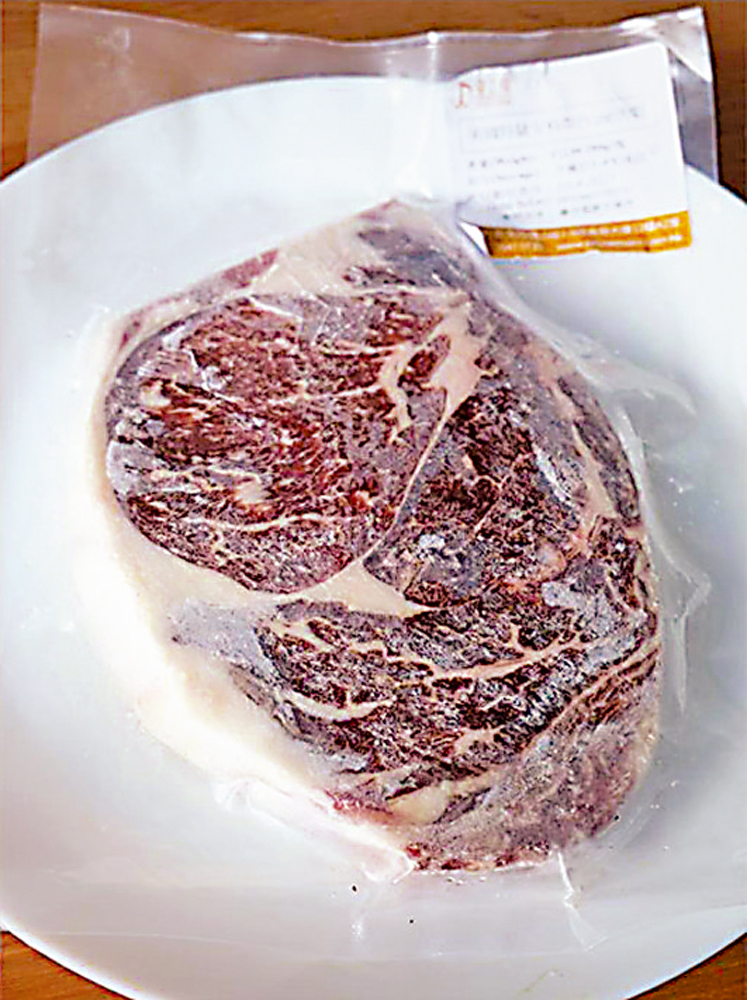 　　圖：切忌用水解凍牛扒，否則肉味容易流失