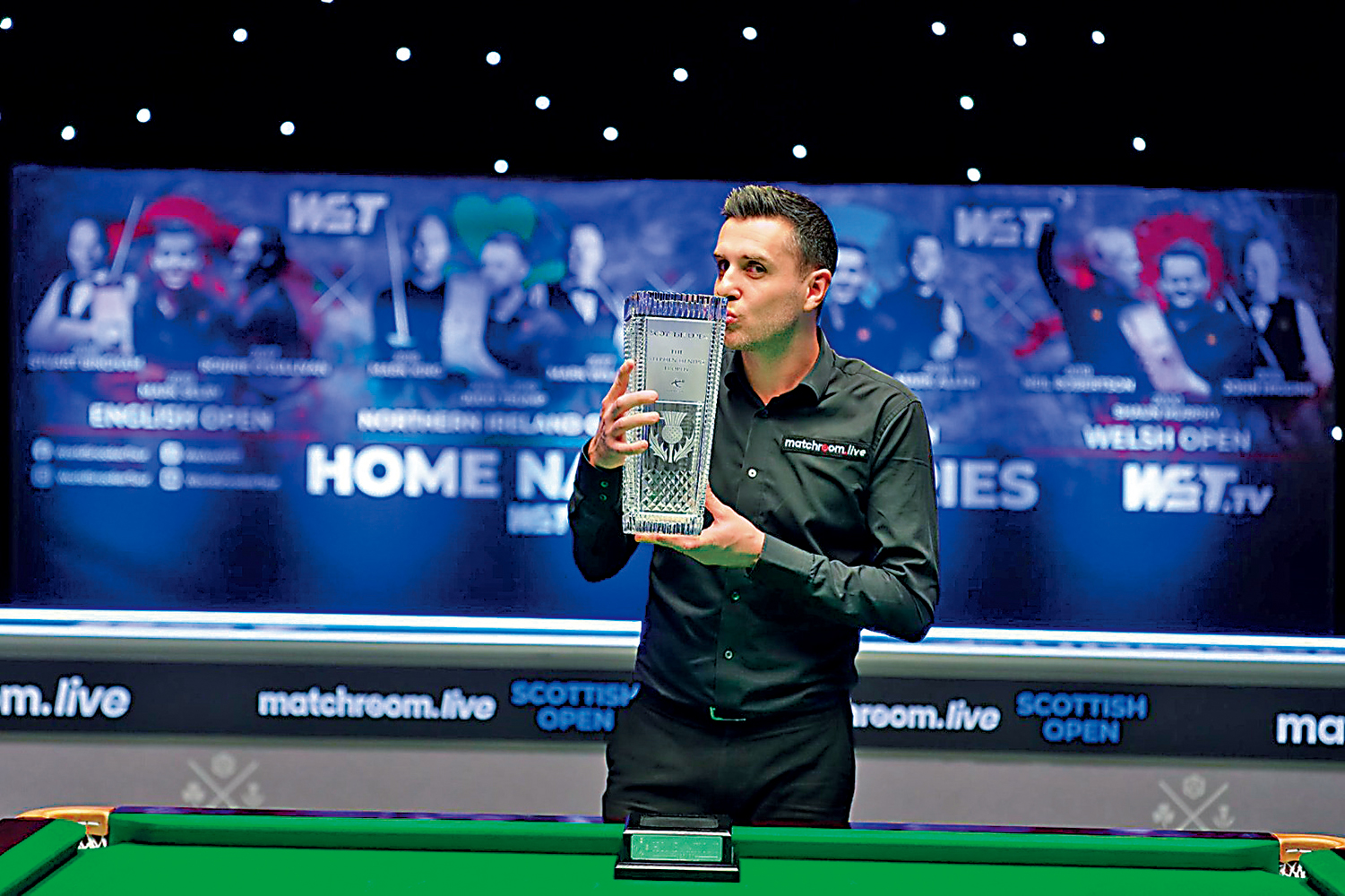 　　圖：沙比親吻冠軍獎盃