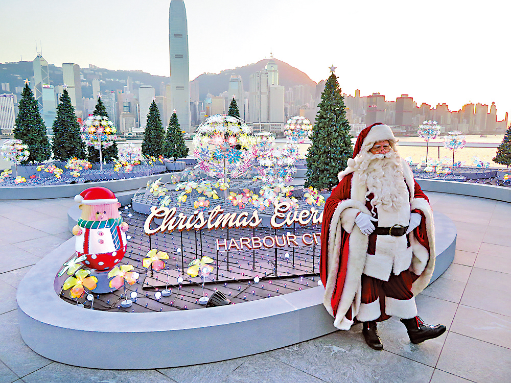 　　圖：海港城在戶外平台打造「聖誕燈飾花園」，遊客在晚上6時後參觀，需提前在網上預約