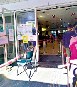 　　圖：社區檢測中心門外未見職員探熱把關