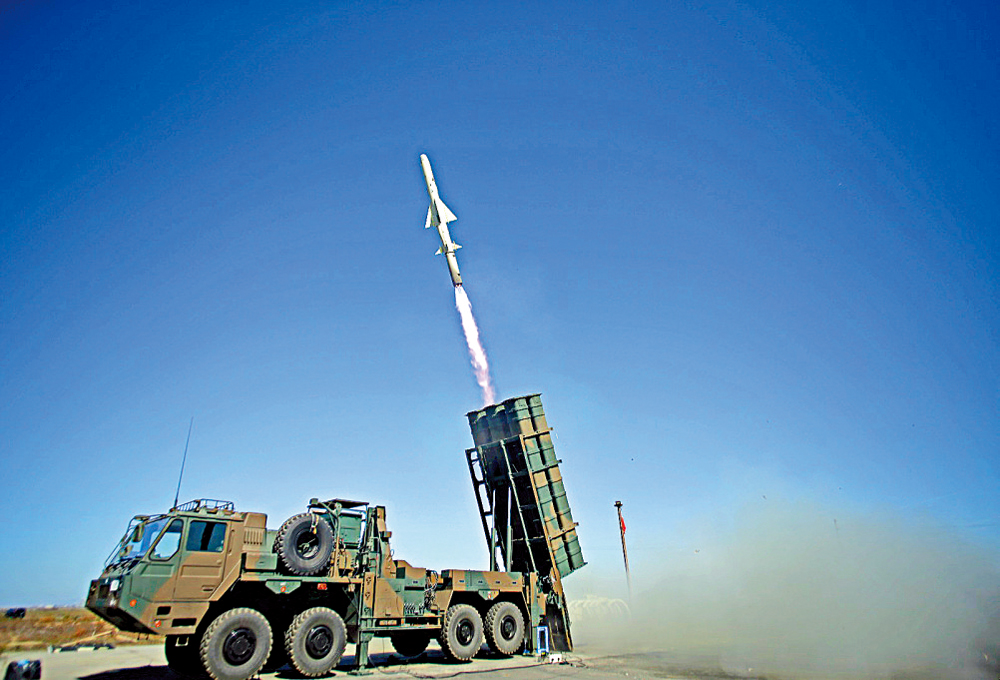 　　圖：12式陸基反艦導彈安裝在三菱8×8卡車底盤上\網絡圖片