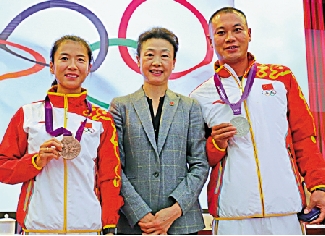 　　圖：左起：劉虹、李玲蔚及司天峰合照\中新社