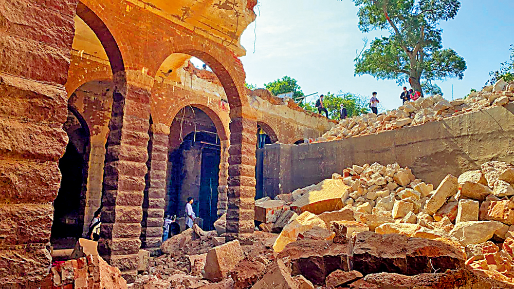 　　圖：古羅馬式石柱及拱門建築水池「出土」，引起社會關注，大批市民前往參觀