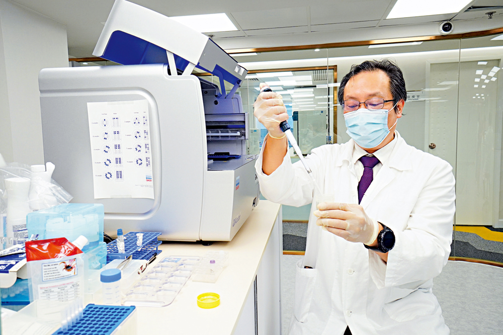 　　圖：鄧焯安表示，尿液檢測游離基因不足以透露個人完整的基因密碼，能讓抗拒血液基因檢驗的用戶安心。\大公報記者蕭霖攝