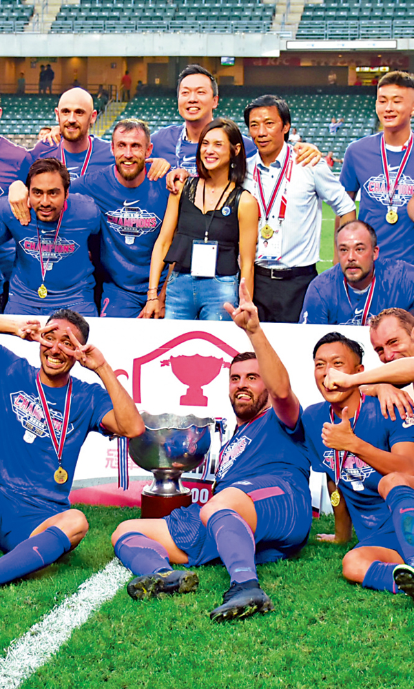 　　圖：Sheila（後排右三）與朱志光（後排右二）慶祝捧盃。\資料圖片