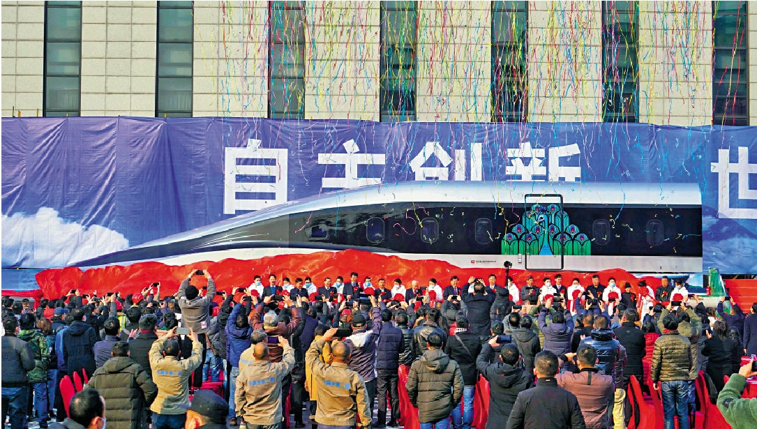 　　圖：1月13日，採用西南交通大學原創技術的世界首條高溫超導高速磁浮工程化樣車及試驗線在四川成都正式啟用。/大公報記者向芸攝