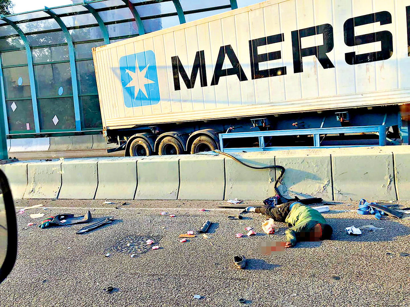 　　圖：元朗公路貨櫃車失控「自炒」，司機疑沒有扣上安全帶拋出車外，重傷倒卧在對面行車線。