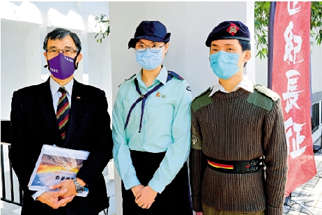 　　圖：少年領袖團司令黃衛民上校（左）希望暑假帶同學赴內地交流，中為陳同學，右為梁同學。\大公報記者文澔攝